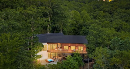 Modern Brand-New Mountain chalet. Hot tub and stunning views. Pet friendly!