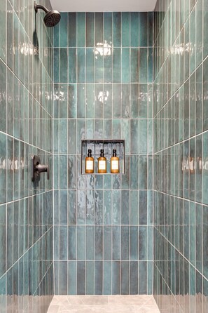 Dusche, umweltfreundliche Kosmetikartikel, Haartrockner, Bidet
