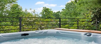 Modern Brand-New Mountain chalet.  Hot tub and stunning views.  Pet friendly!