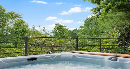 Modern Brand-New Mountain chalet. Hot tub and stunning views. Pet friendly!