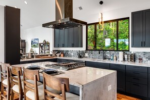 冰箱、微波炉、烤箱、炉灶