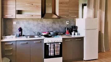 Jääkaappi, uuni, liesi, kahvin-/teenkeitin