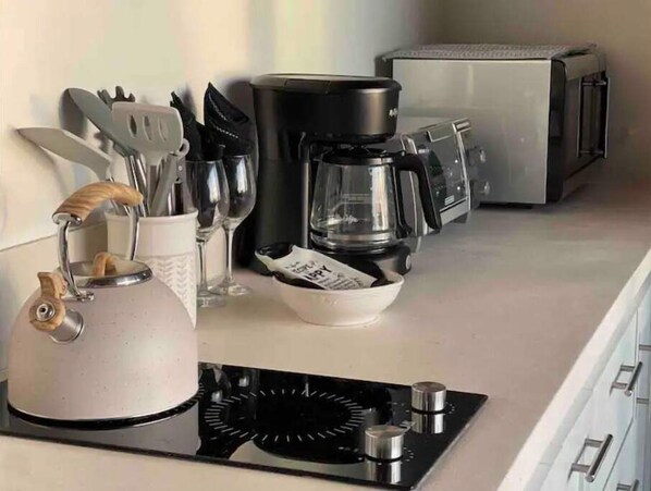 Køleskab, mikrobølgeovn, kogeplade, kaffe-/temaskine