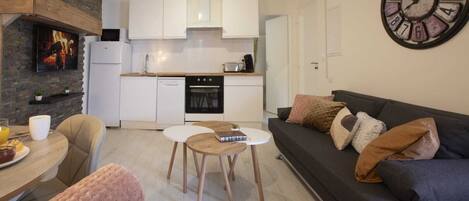 Smart TV, books, stereo