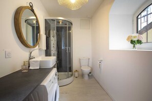 Sèche-cheveux, serviettes fournies, savon, shampoing