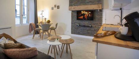 Smart TV, books, stereo