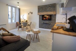 TV connectée, livres, chaîne hi-fi