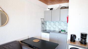 Kühlschrank, Mikrowelle, Wasserkocher mit Kaffee-/Teezubehör