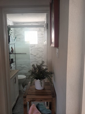 Hiustenkuivaaja, pyyhkeet, vessapaperi