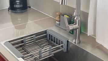 Een koelkast, een magnetron, een kookplaat