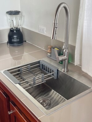 Een koelkast, een magnetron, een kookplaat