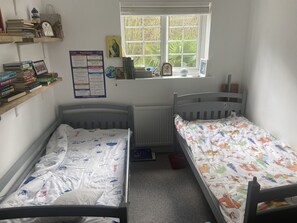 4 bedrooms, in-room safe, desk, iron/ironing board