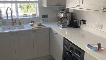Fridge, oven, dishwasher, coffee/tea maker