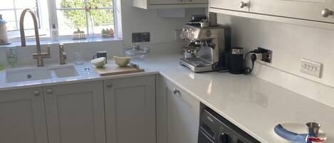 Jääkaappi, uuni, astianpesukone, kahvin-/teenkeitin