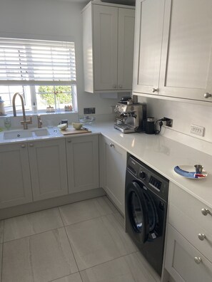 Fridge, oven, dishwasher, coffee/tea maker