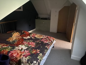 4 habitaciones, caja de seguridad en la habitación y escritorio