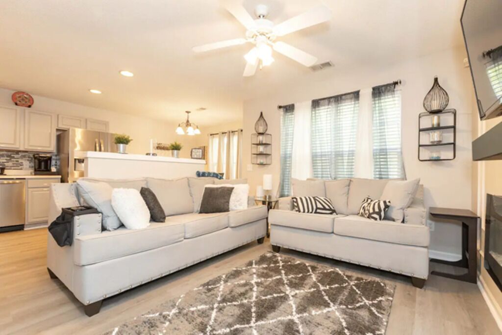 Townhome - near UNCC, PNC Music Pavilion, Hospitals, Concord Mills