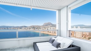 Un balcón con cama y vistas a la ciudad.