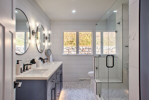 Douche, sèche-cheveux, serviettes fournies