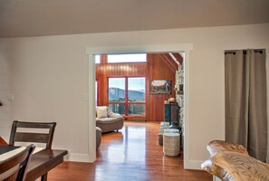 Een smart-tv, een open haard, videogames en tafelvoetbal