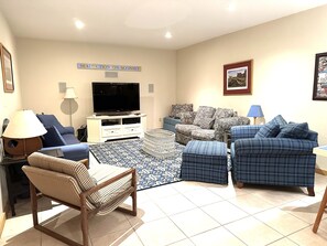 Lower level family room - Cozy house in sconset village. Minutes to town and beach.  (Nantucket)