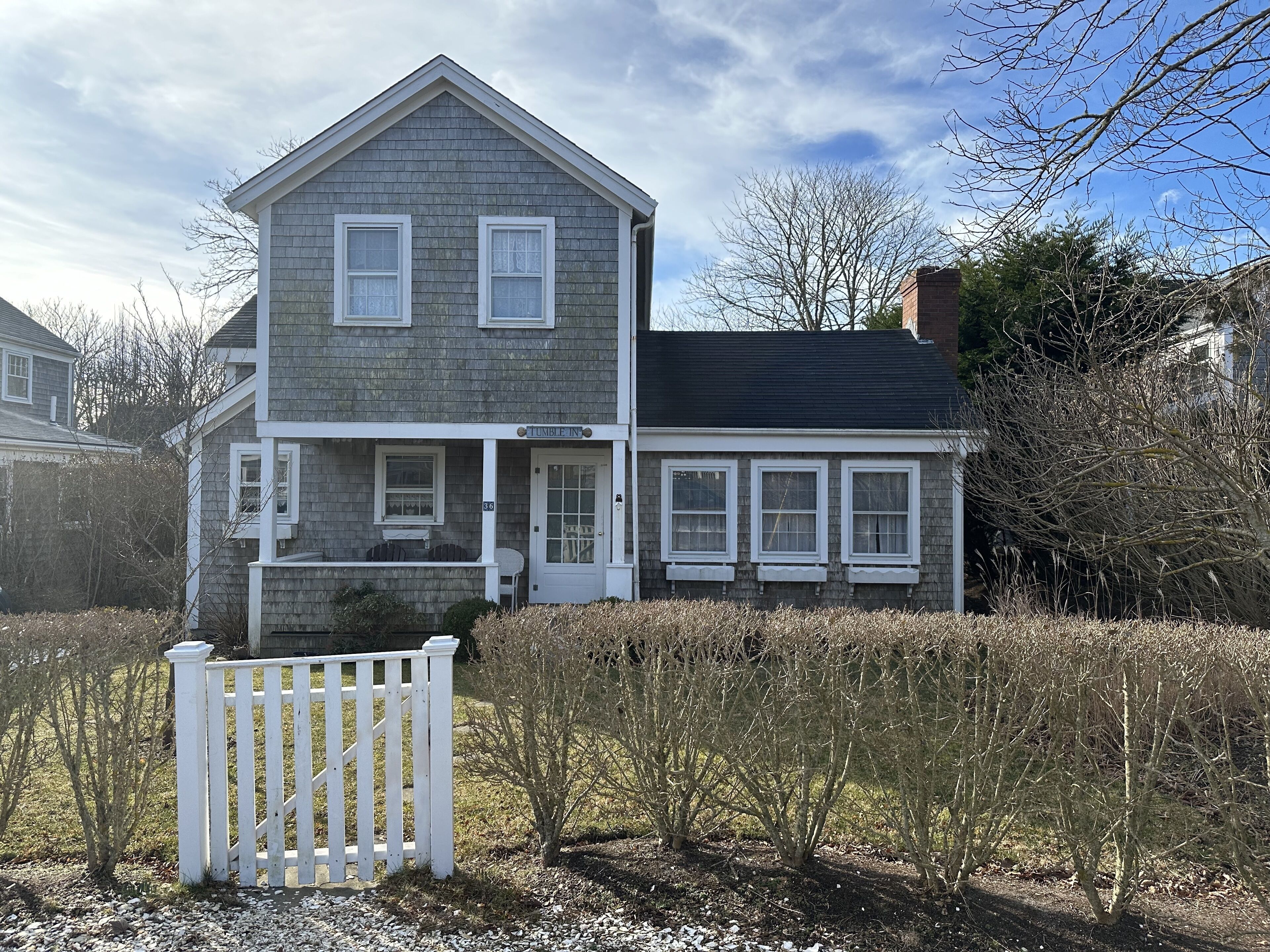 Cozy house in sconset village. Minutes to town and beach. 