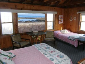 2 bedrooms, iron/ironing board, WiFi