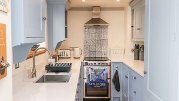 Dishwasher, electric kettle, toaster, cookware/dishes/utensils