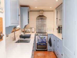 Dishwasher, electric kettle, toaster, cookware/dishes/utensils - Pepper's Cottage (Bideford)