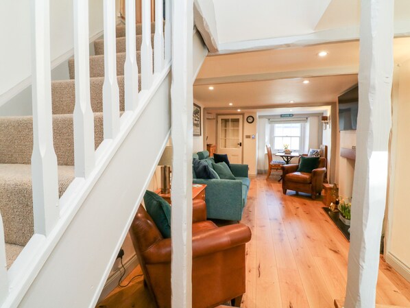 Un amplio salón con escaleras, un comedor y una cocina.