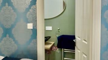 1 bedroom, desk, free WiFi, bed sheets