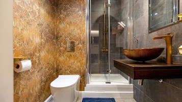 Dusche, Haartrockner, Handtücher, Seife