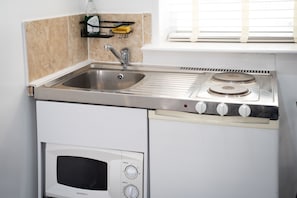 Kühlschrank, Mikrowelle, Wasserkocher, Toaster
