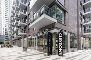 Ein Kino und eine Bar mit modernem Design, große Glasfenster und eine Ziegel-Fassade.