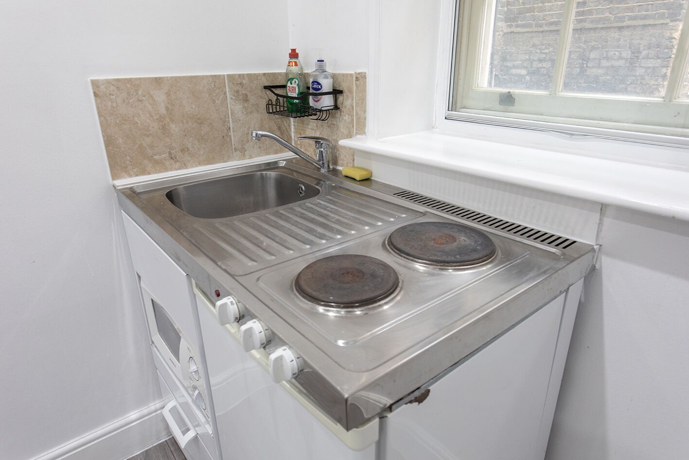 Microondas, hervidor eléctrico, tostadora y utensilios de cocina