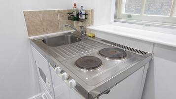Microondas, hervidor eléctrico, tostadora y utensilios de cocina