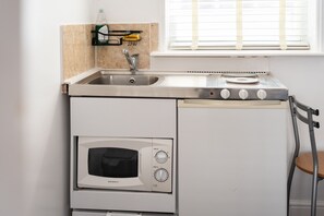 Microwave, electric kettle, toaster, cookware/dishes/utensils - Aldgate London City Boutique Cosy Studio 4 (London)