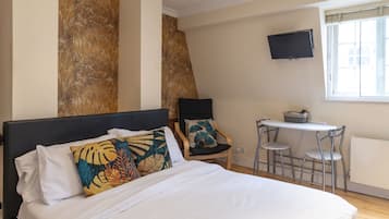 1 slaapkamer, een bureau, gratis wifi, beddengoed