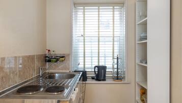 Een koelkast, een magnetron, een kookplaat, een broodrooster