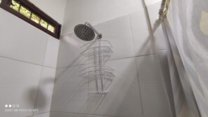 Serviettes fournies, papier toilette