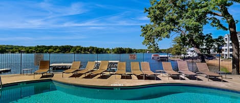 Una piscina cubierta, una piscina climatizada