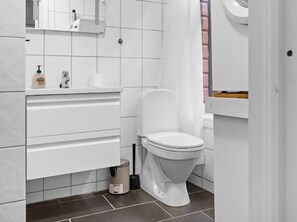 Hair dryer, towels, soap, shampoo - Convenient apartment in quiet neighborhood

 (Vestland)