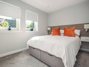 3 bedrooms, free WiFi, bed sheets - Discover luxury in Callander’s heart with this three-bedroom villa. (Callander)