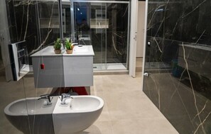 Dusche, Haartrockner, Bidet, Handtücher