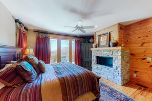 5 soverom, strykejern/-brett, reiseseng for barn og internettilgang