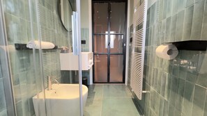 Dusche, Haartrockner, Bidet, Handtücher