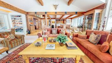 Chalet | Living area | 40-inch flat-screen TV with cable channels, fireplace