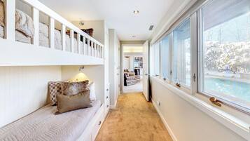 Nhà gỗ | Khu phòng khách | TV màn hình phẳng 40-inch có truyền hình cáp, lò sưởi