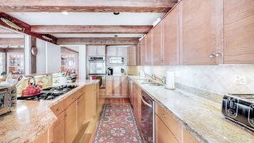 Nhà gỗ | Bếp riêng | Tủ lạnh, lò vi sóng, lò nướng, bếp nấu