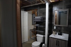 Regadera, toallas, jabón, papel de baño 